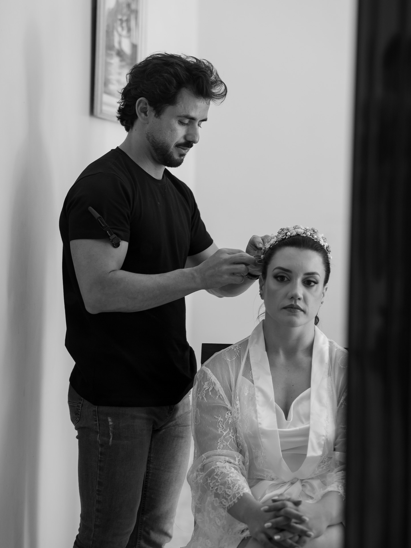 Profissional preparando o penteado de uma noiva