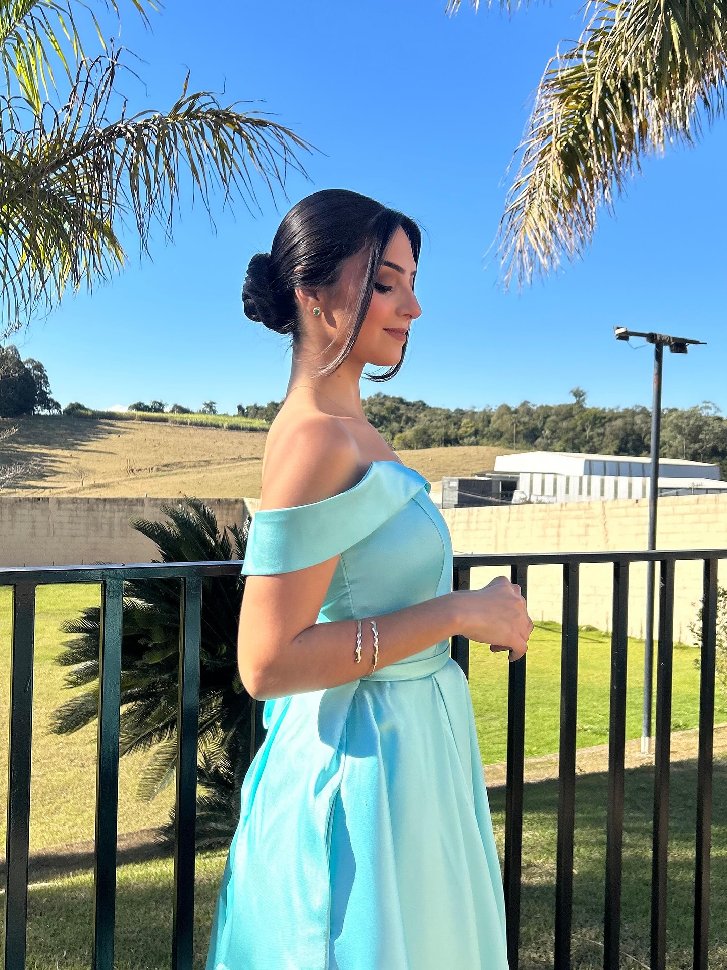 Retrato de noiva com penteado preso e buquê em tons de rosa